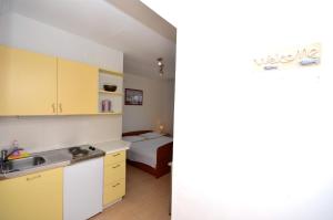 Кухня или мини-кухня в Apartments and Rooms Mare
