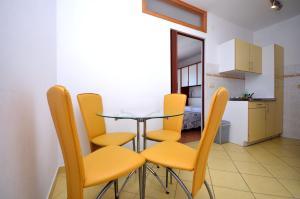 Кухня или мини-кухня в Apartments and Rooms Mare
