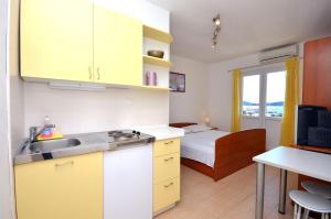 Кухня или мини-кухня в Apartments and Rooms Mare

