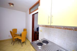 Кухня или мини-кухня в Apartments and Rooms Mare
