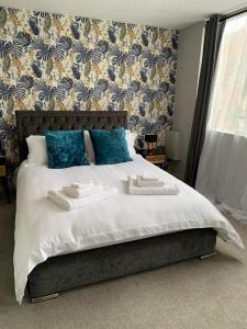 Кровать или кровати в номере Rooms at The March Hare