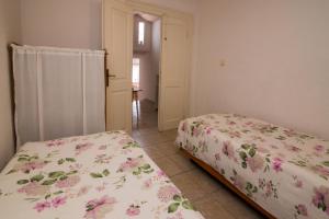 una camera con due letti e una porta con finestra di House Landjin a Pašman (Pasmano)
