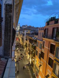 uma vista para uma rua em uma cidade à noite em DIECI at Spanish Step - Belsiana Luxury Apartment em Roma