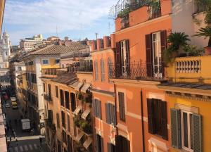 uma vista para uma rua da cidade com edifícios em DIECI at Spanish Step - Belsiana Luxury Apartment em Roma