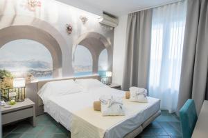 Posteľ alebo postele v izbe v ubytovaní Hotel L'Approdo + 37 fotografií