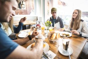 Goście zatrzymujący się w obiekcie Hotel die Arlbergerin -New- all-in super flex rate