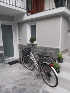 rower zaparkowany przed budynkiem w obiekcie Intero alloggio :Casa D D Nuova aperturaHost Rosi w mieście Omegna