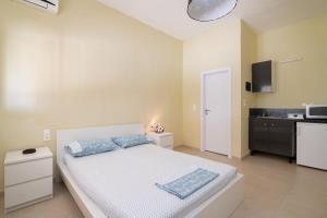 מיטה או מיטות בחדר ב-Natasas Apartments