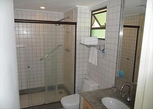 ein Badezimmer mit Dusche, Toilette und Waschbecken in der Unterkunft Flat no Beach Class Resort in Porto De Galinhas + 31 Fotos