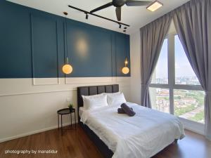 Een bed of bedden in een kamer bij UNA Serviced Apartment by manatidur