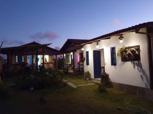 eine Gruppe von Häusern in einem Hof in der Nacht in der Unterkunft Sítio Juara in Santa Teresa