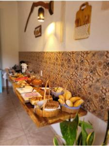 uma mesa longa com pão e cestas de comida em Sítio Juara em Santa Teresa