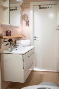 Un baño con lavabo blanco y ducha. en Skotteksgården Cottages, en Ulricehamn 90 fotos más