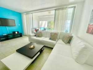 Μια τηλεόραση ή/και κέντρο ψυχαγωγίας στο Marbella 2bedroom Beachfront Apartment