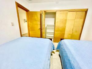 Ένα ή περισσότερα κρεβάτια σε δωμάτιο στο Marbella 2bedroom Beachfront Apartment