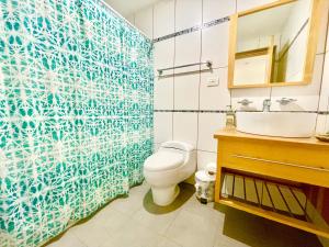 Ένα μπάνιο στο Marbella 2bedroom Beachfront Apartment +19 φωτογραφίες