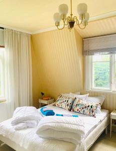 1 dormitorio con 2 camas y ventana en Hemma hos Jeanette & Micke på Peresgården en Vikarbyn