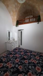 um quarto com uma cama e uma cómoda num quarto em Casa vacanza la Staffa em Ruffano