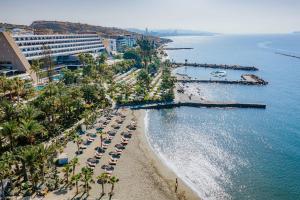 eine Luftansicht auf einen Strand und das Meer in der Unterkunft Amathus Beach Hotel Limassol in Limassol