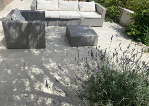 un sofá y dos reposapiés sentados en un patio en Apartments Vinko, en Split