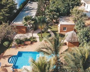 uma vista aérea de uma casa com piscina em La Maison de Jeanne et Léa em Somone