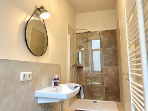 un baño con lavabo y ducha en Apartment an der Altstadt # 1, en Hameln