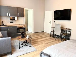 sala de estar con cama, mesa y cocina en Apartment an der Altstadt # 1, en Hameln