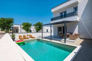 Bazén v ubytovaní Holiday Home Pinek alebo v jeho blízkosti