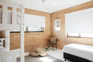 Katil atau katil-katil dalam bilik di Burleigh Yamba Top Floor - oceanstays