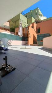 patio z parasolem, stołem i parasolem w obiekcie Il filo di Arianna w mieście Albissola Marina