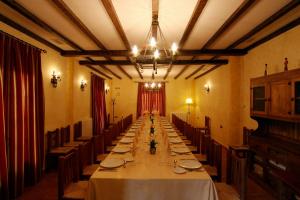a long dining room with a long table at Hotel Rural Llano Piña in Loja