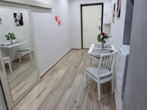 une salle à manger avec une table, des chaises et un miroir dans l'établissement Appartamento con vasca idromassaggio Due cuori, à Tarente