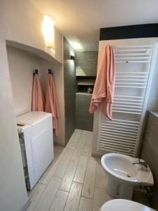 łazienka z toaletą i umywalką w obiekcie Intero alloggio :Casa D D Nuova aperturaHost Rosi w mieście Omegna +25 zdjęć