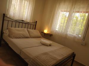 A bed or beds in a room at Leodi Place