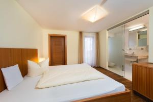 Postel nebo postele na pokoji v ubytování Hotel Garni Bernadette