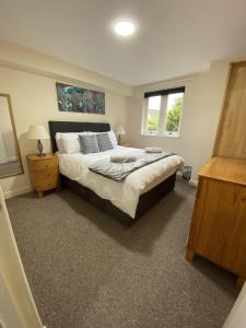 Un dormitorio con una cama grande y una ventana en Pure Apartments Dunfermline East - Dalgety Bay, en Saint Davids