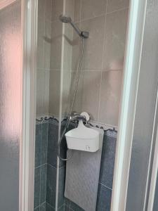 y baño con ducha y lavabo. en Apartamentoen la playa, 200 Mts de la playa Nuevo, en Santa Pola 48 fotos más