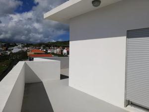 balcone bianco con vista sulla città di Azores Terrace Apartment T2 a Ponta Delgada