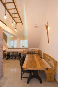 a large room with wooden tables and chairs at SOBE NA FARMI in Donji Sređani