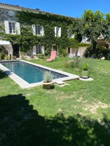 a house with a swimming pool in a yard at Le Rucher des Arts in Alba-la-Romaine
