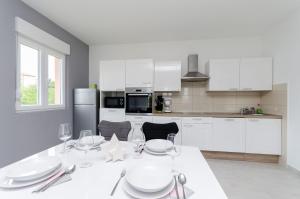 Kuchyňa alebo kuchynka v ubytovaní Apartments and Room Ljubica