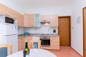 Kuchyňa alebo kuchynka v ubytovaní Apartments and Room Ljubica