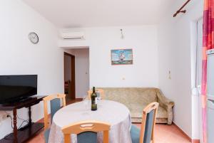 Televízia a/alebo spoločenská miestnosť v ubytovaní Apartments and Room Ljubica