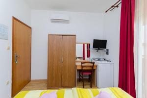 Televízia a/alebo spoločenská miestnosť v ubytovaní Apartments and Room Ljubica