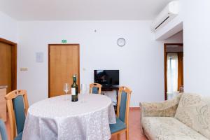 Televízia a/alebo spoločenská miestnosť v ubytovaní Apartments and Room Ljubica