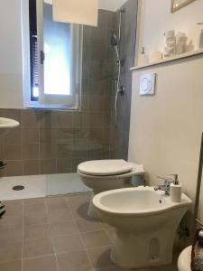 uma casa de banho com um WC, um lavatório e um chuveiro em Santa 139 by PortofinoVacanze em Santa Margherita Ligure