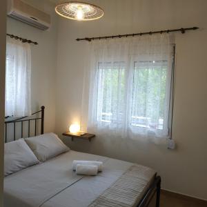 A bed or beds in a room at Leodi Place