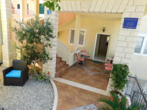 un patio de una casa con mesa y sillas en Apartment Dalmatia Ketty, en Makarska