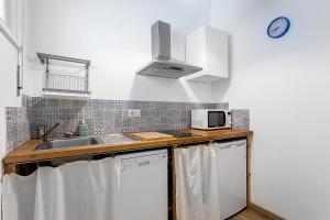 A kitchen or kitchenette at True Blue Casa Vacanze