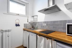 A kitchen or kitchenette at True Blue Casa Vacanze